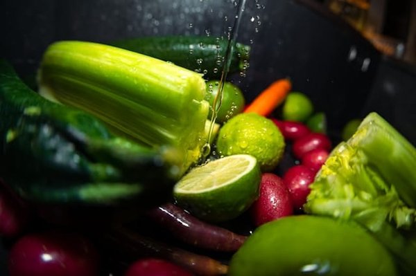 Qual è il segreto per una parmigiana di zucchine leggera senza fritti?